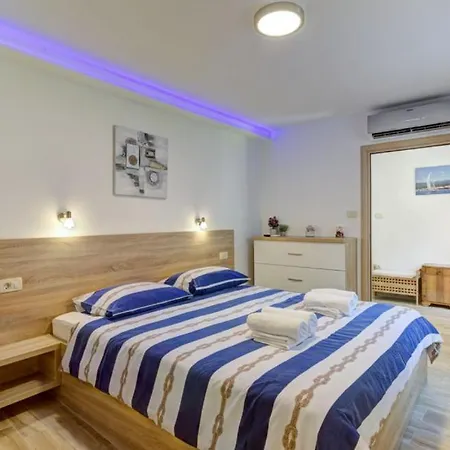 Beautiful Stella Blue In 빌라 노비비노돌스키